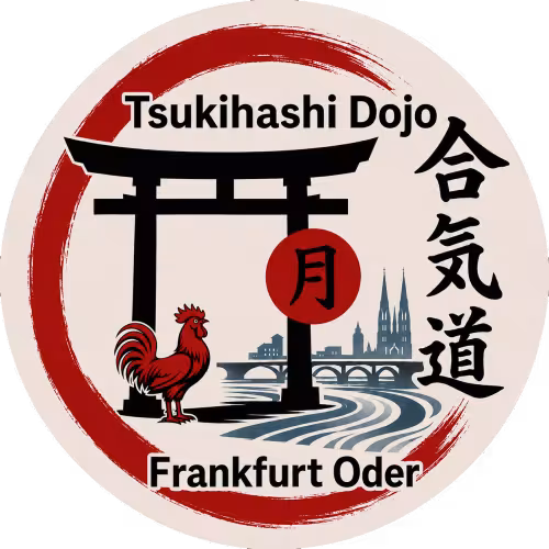Logo des Tsukihashi Dojo Frankfurt (Oder) mit rotem Enso-Kreis, schwarzem Torii, rotem Hahn und stilisierter Frankfurter Stadtsilhouette.